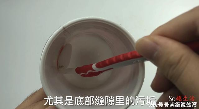 家人|两根旧牙刷绑一起,解决了不少人困扰的难题,抓紧提醒家人还不迟