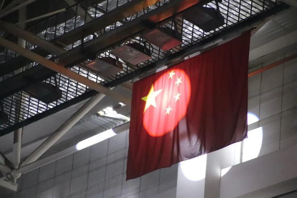 冬天的第二场雪和今晚的校园歌手大赛更配噢～