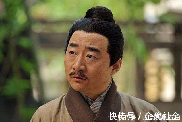 权贵$小神童一上联:“父在外,肩挑日月”,下联一出,众人都拍案叫绝