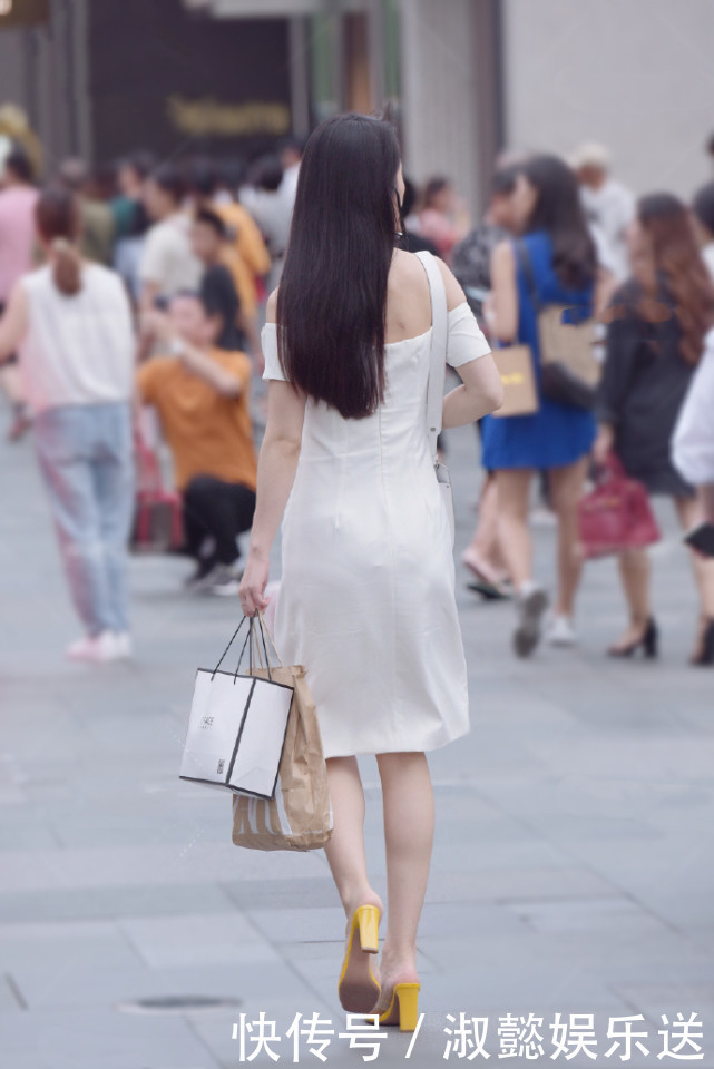 太阳镜不好好带,裙子也像“碎布条”,是一种不走寻常路的美