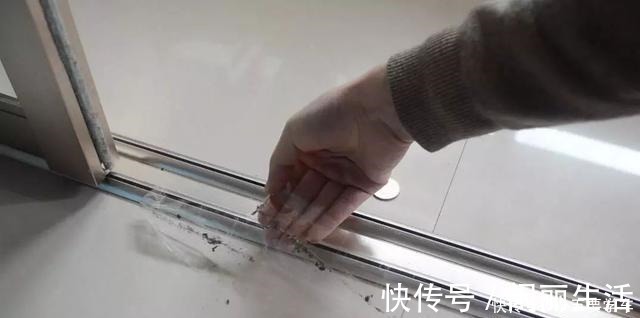 推拉门地轨清理难不用1滴水，拿个不值钱的它，来回滚一滚就行！