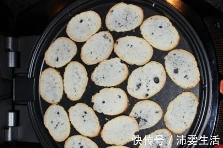 面包糠快速自制方法，5分钟就搞定，成本一块钱，放冰箱能吃半年