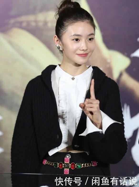 气质|刘浩存气质挺高级,一身黑白配简约不简单,一万六的腰带增色不少