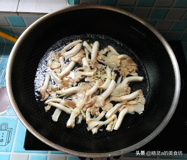 蘑菇|天凉了，适合早餐喝的汤，2样食材一起煮又鲜又香，家人很满意