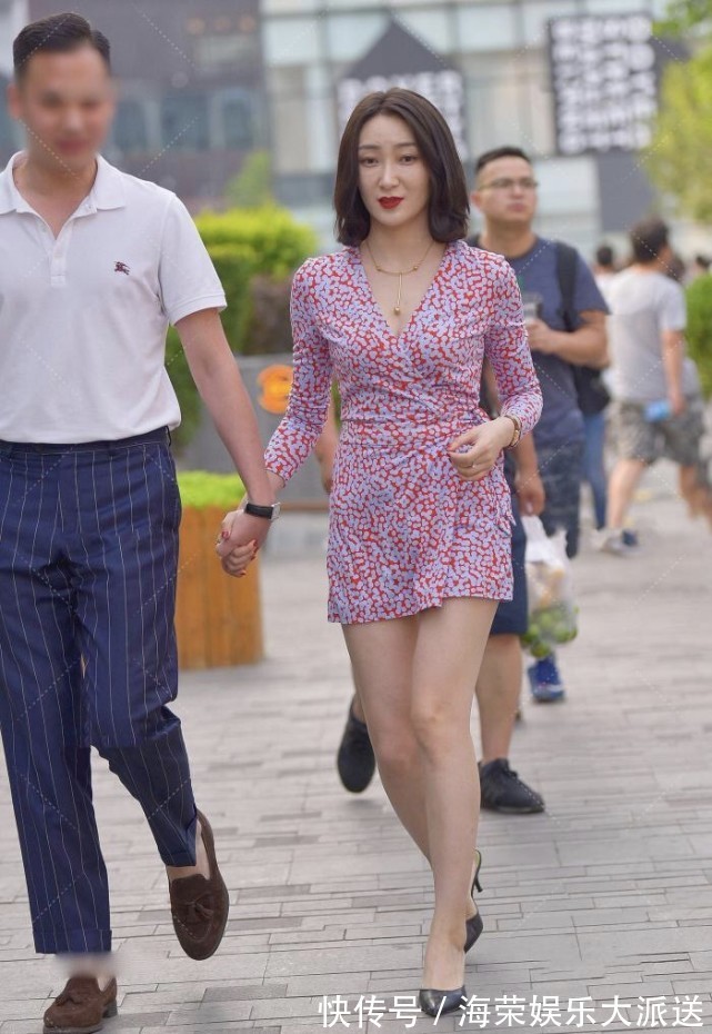 短裙|气派红色短裙蓝色斑点图案分分钟显气质,短发和高跟鞋美出天际