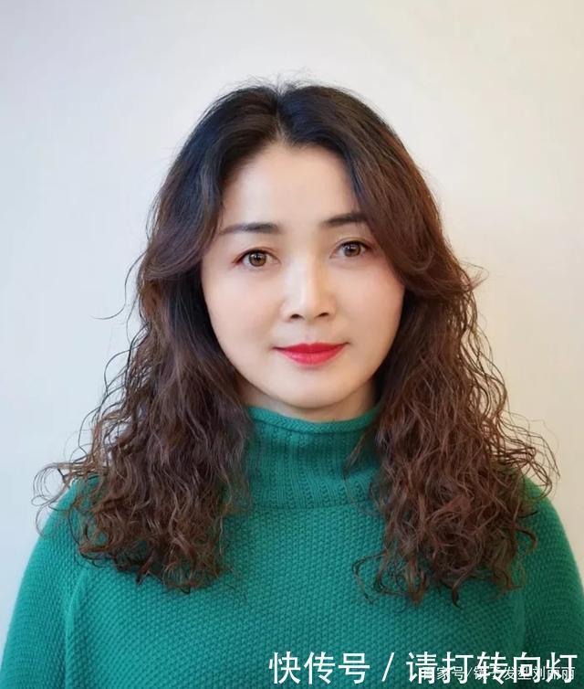 洋气|今年秋冬发型别乱剪,18款洋气烫发送给你,无论胖瘦都适合