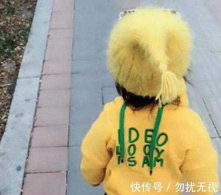 女儿|爸爸给女儿衣服穿反了,妈妈走上前看到正面后,差点笑岔气