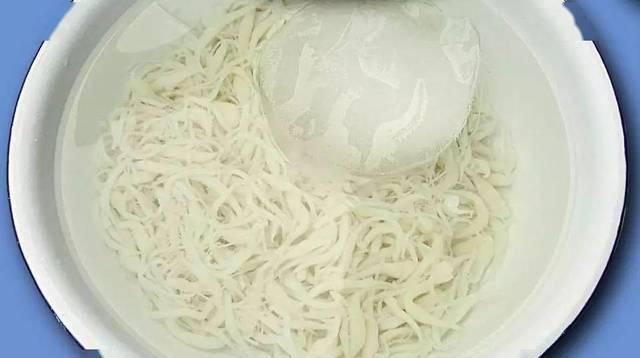 把面粉倒进滚水里煮,10分钟后,全家人连说太神奇了,我连吃了2碗