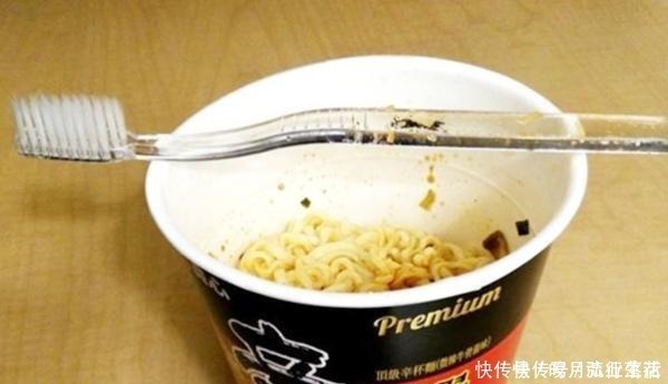 手抖症|被学校逼出的坚强,饮水机煮火锅,熨斗烤牛排,没试过叫大学生