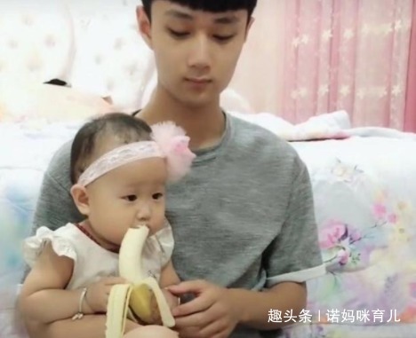 宝爸|宝宝正吃着香蕉,宝爸一口咬完,宝宝的反应萌翻啦
