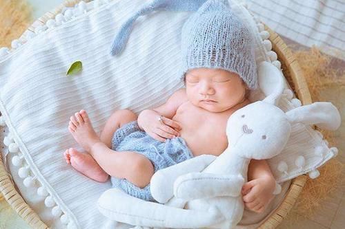 小李|男童睡觉被耳朵疼醒,妈妈看到异物“动”,父母别把这东西放床边