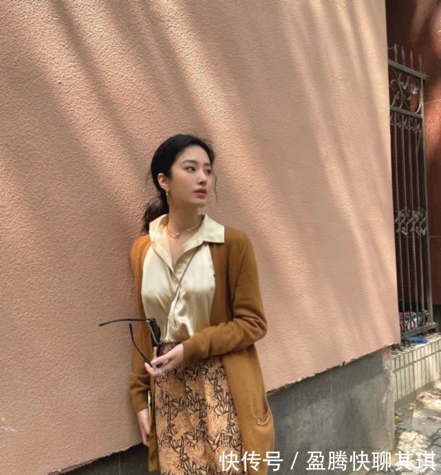 小蛮腰|秋季如何打造温柔风穿搭?选择针织衫就对了好看不过时,快学起来