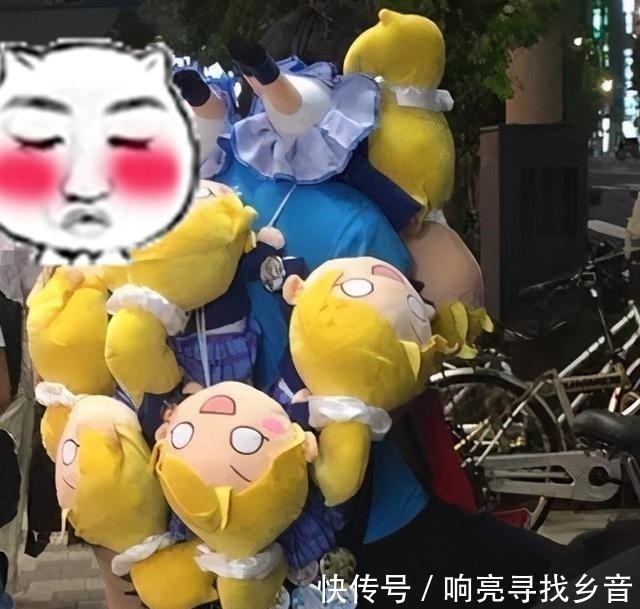 战袍|把“二次元老婆”当衣服穿,“宅男战袍”出行太闪,蹭掉一个咋办