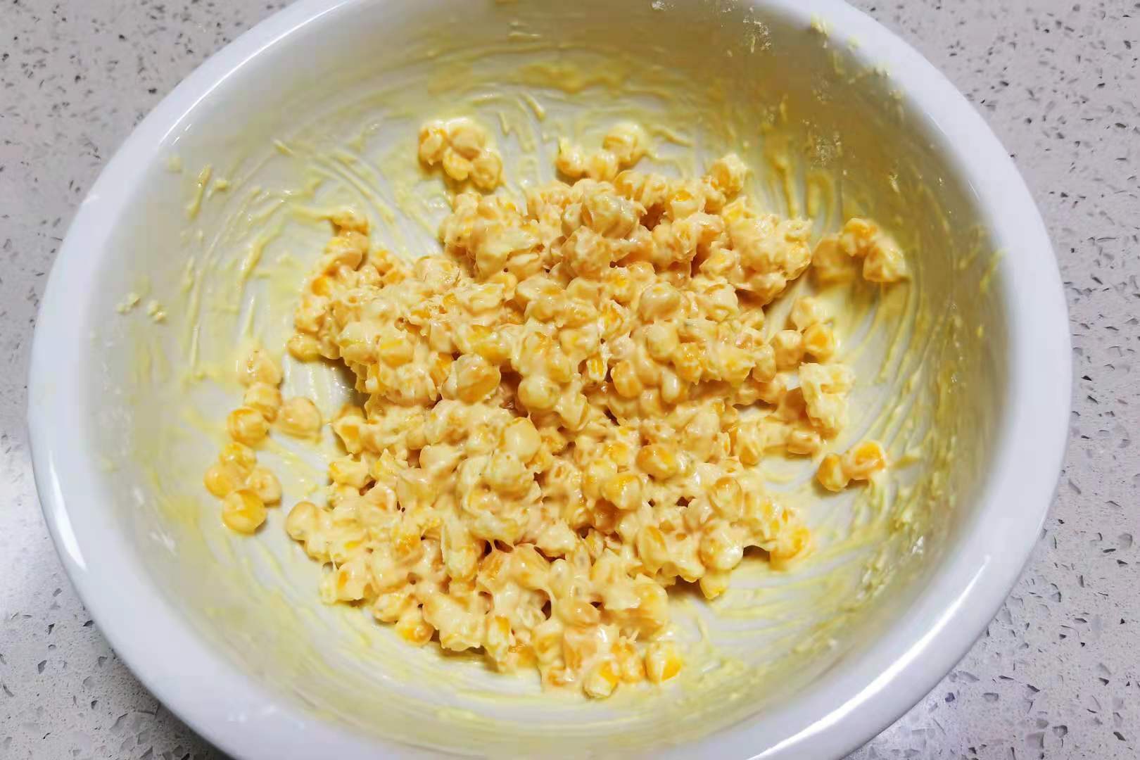 夏季,玉米的“简约”吃法,不煮不炖,简单煎一煎,上桌就秒光