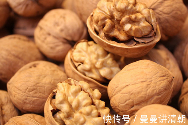 养肾|肾脏内有毒素别急,晨起常吃3种水果,喝1种水,排毒素、固元