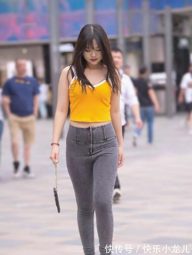 穆勒 蓝色显瘦打底裤搭配黑色高筒靴,休闲风满满,干练简单