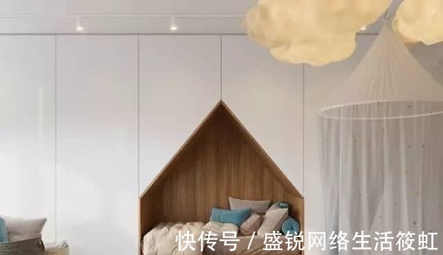 小户型|邻居嫌房子小,直接墙上掏洞,里面打上下铺,两个孩子都有地睡了