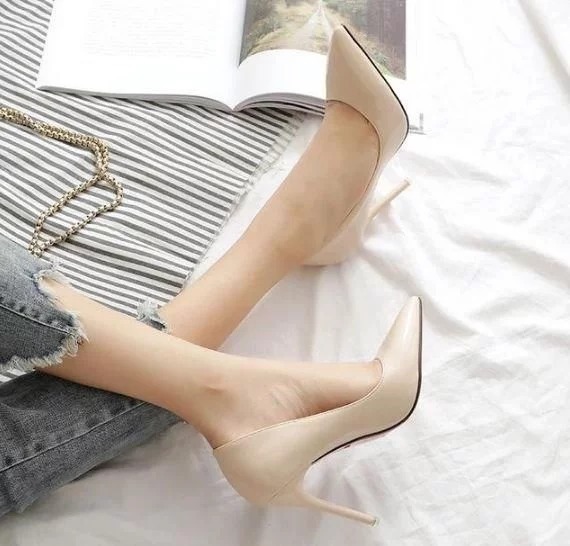 浅口尖头高跟鞋,尽显低调的奢华,贵气十足