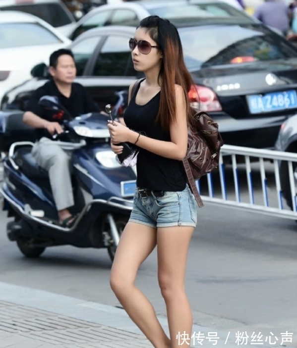 街拍|街拍：美女身材标致穿搭短款牛仔裤天时地利人和就差一个男朋友