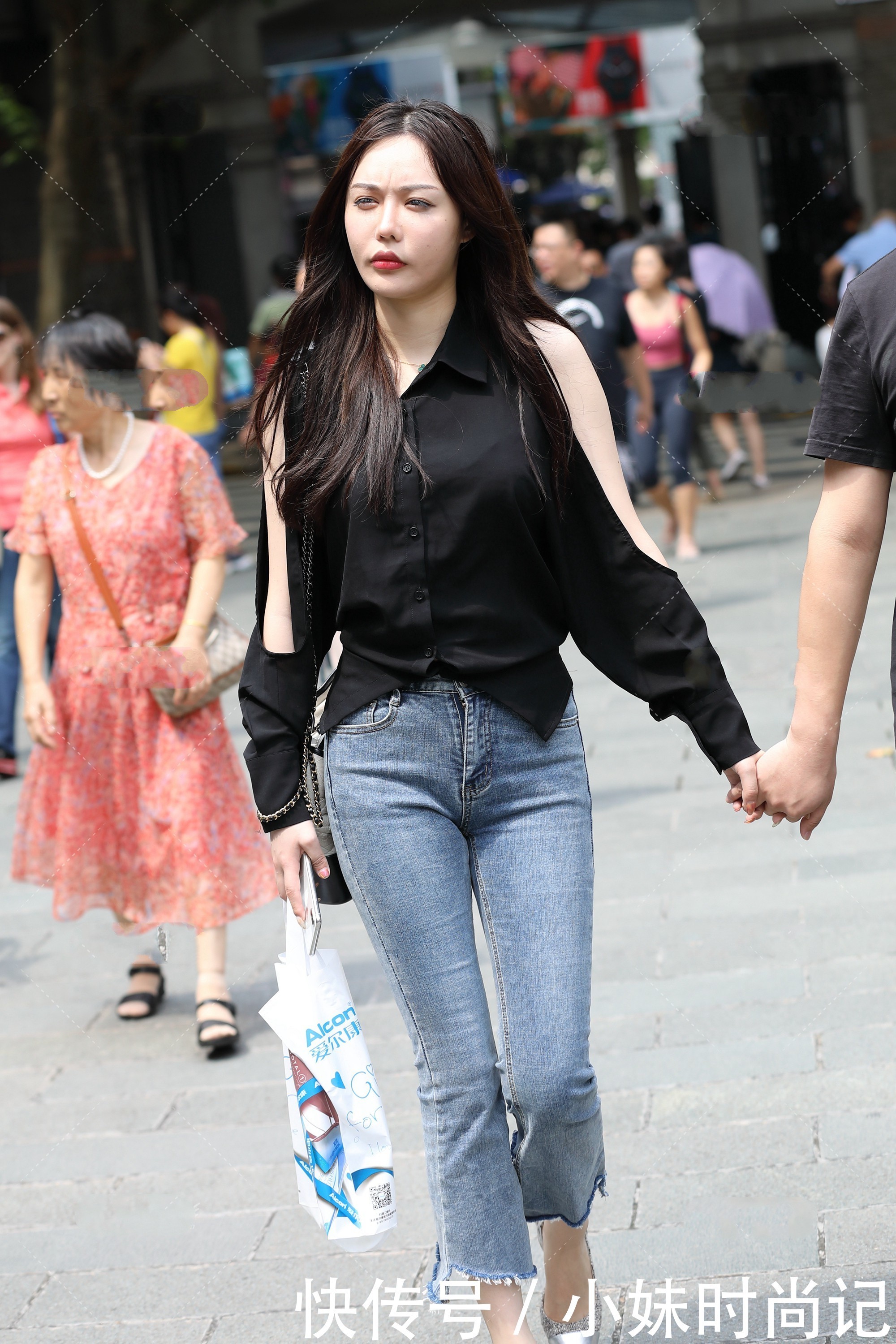 休闲|街拍:衬衫版型的上衣, 做成设计款式, 搭配牛仔裤很休闲