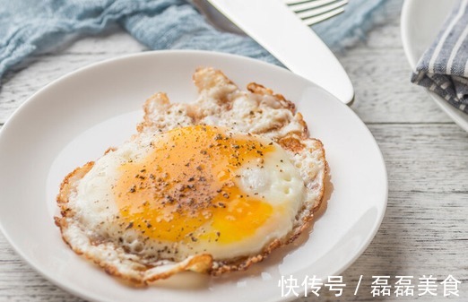老少皆宜|煎荷包蛋有窍门,别再直接下锅了,多做1步,鸡蛋更香嫩,不粘锅