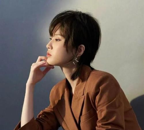 张慧琳|御姐的霸道气场,选择这款偏分短发,从而显脸小