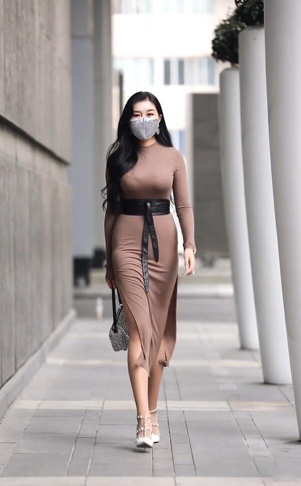 开叉裙 姐姐骨子里散发高级感,简单开叉裙,彰显“知性熟女”韵味