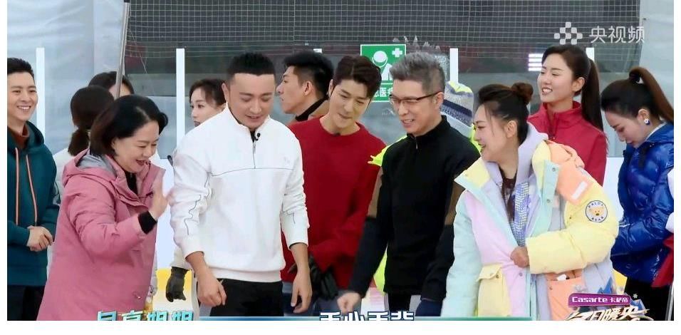 《冬日暖央young》32位總臺(tái)主持人冰上團(tuán)建，網(wǎng)友總結(jié)有“三多”