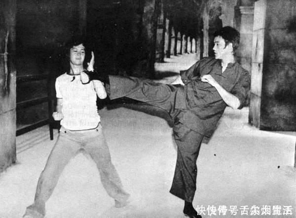 中国武术|李小龙唯一实战录像,对阵空手道冠军自信蒙眼,差距显而易见