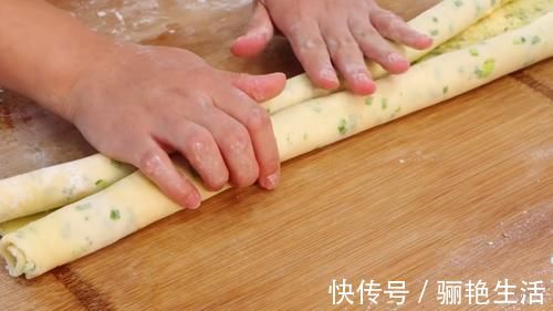 面团|面粉不要蒸馒头了，加一把小葱进去，一次做18个，家人都爱吃