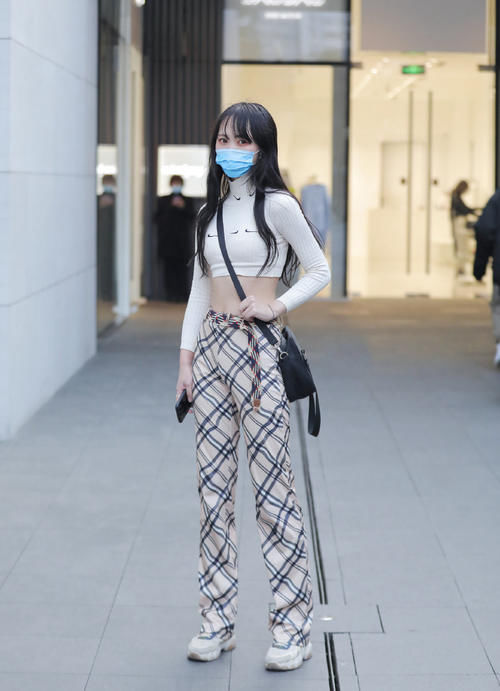 要想穿搭更前卫，不要只穿单调的单色裤，纹理裤搭配更时尚