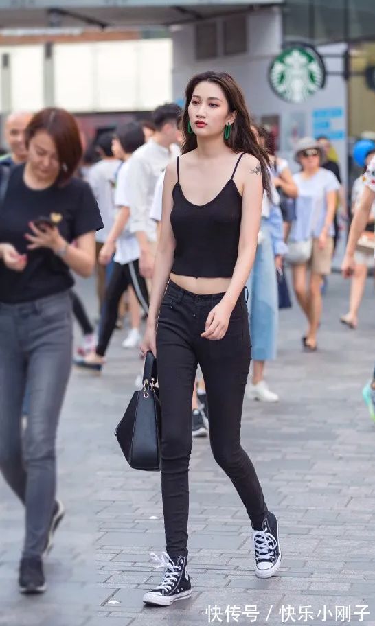 风格 小姐姐身穿黑色紧身长裤,搭配很色吊带背心,时尚又可爱