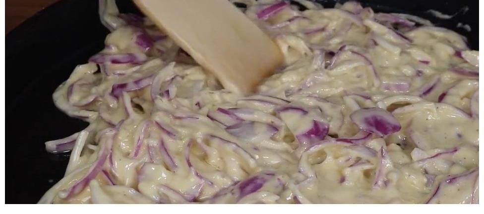 洋葱片|洋葱不要总是炒着吃，淋两个鸡蛋，试试这样做，出锅酥香又解馋