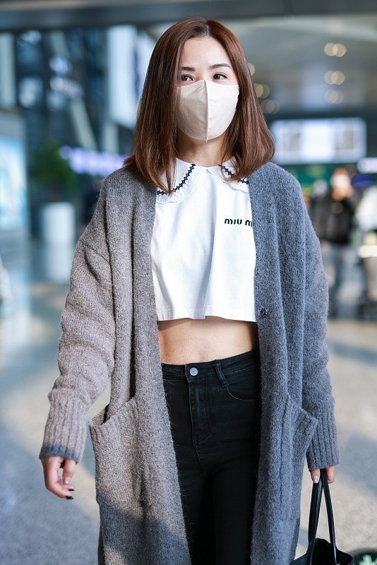 小衫|阿Sa为了秀马甲线挺拼的, 走路的时候也不能放松, 突出了服装的美