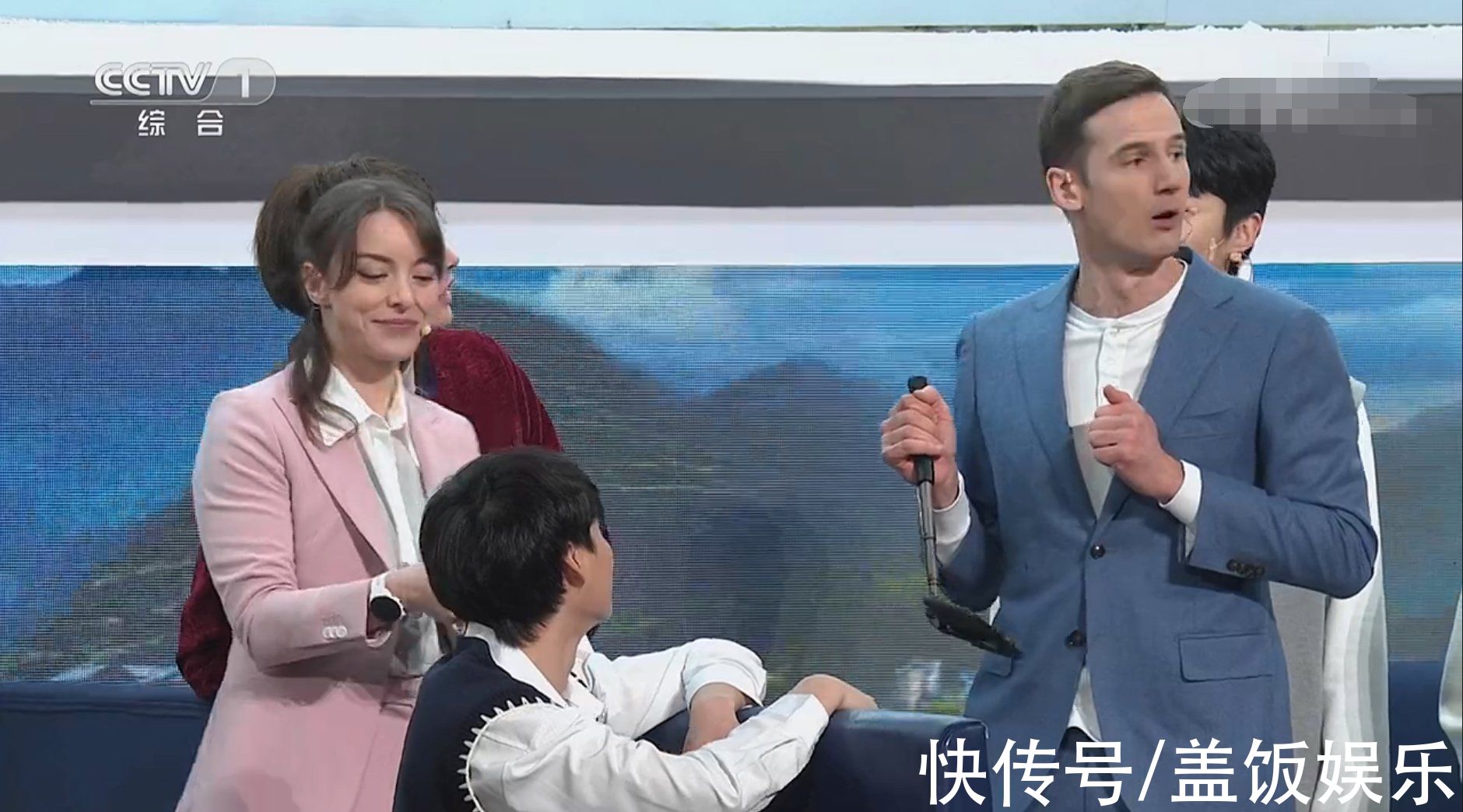 央视跨年晚会:任鲁豫独挑大梁疑口误,学生哽咽回忆袁隆平太催泪