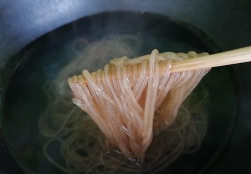 美食精选：酸辣粉，自己在家做，酸辣开胃，5分钟搞定