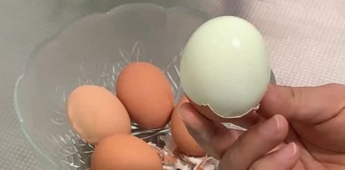 煮鸡蛋的时候,不要直接下锅煮,学会这样做,鸡蛋壳自动脱落