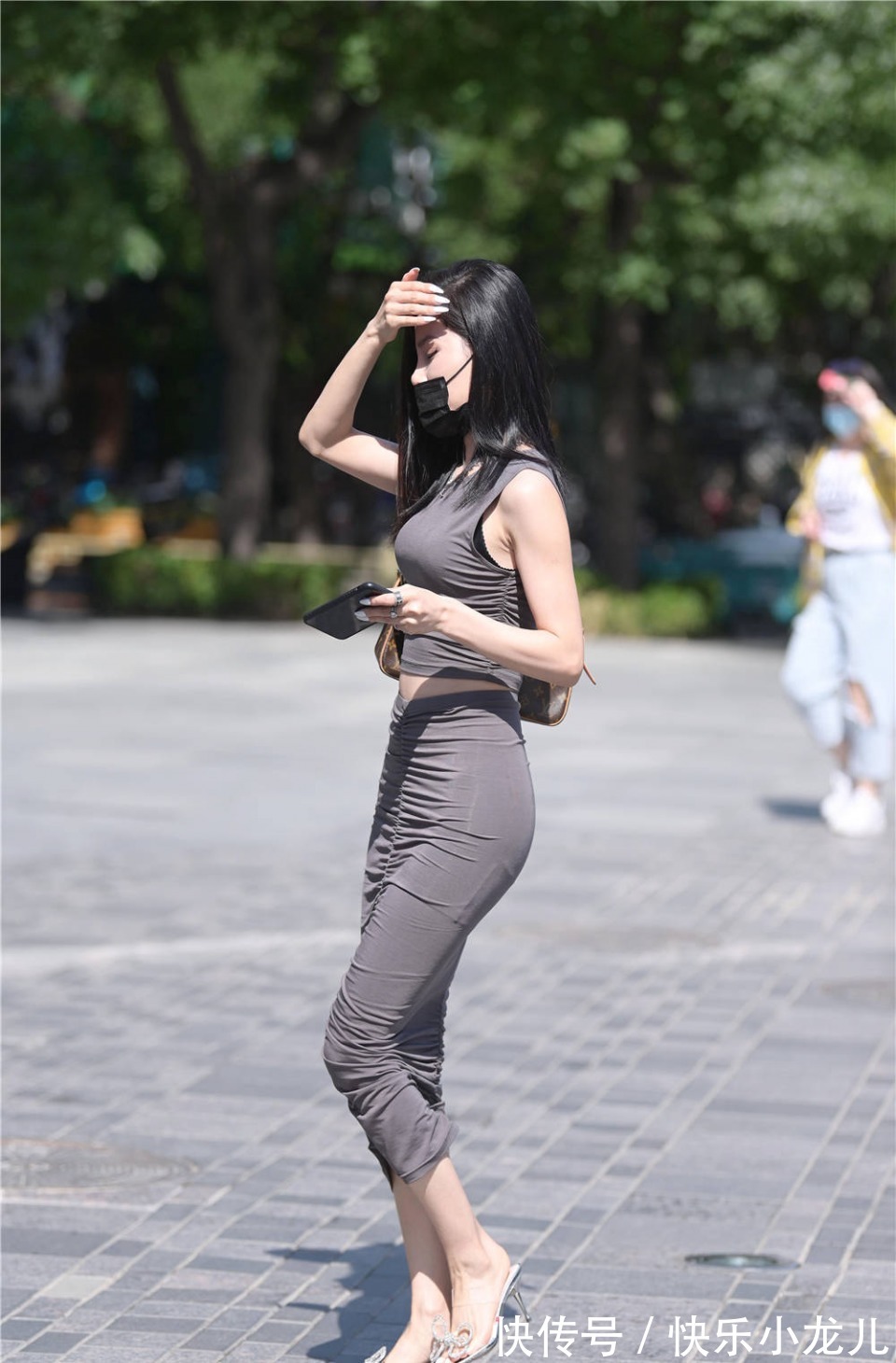 一字带|修身连衣裙衬托玲珑身材，身材丰腴的姑娘，搭配高跟鞋更有气质