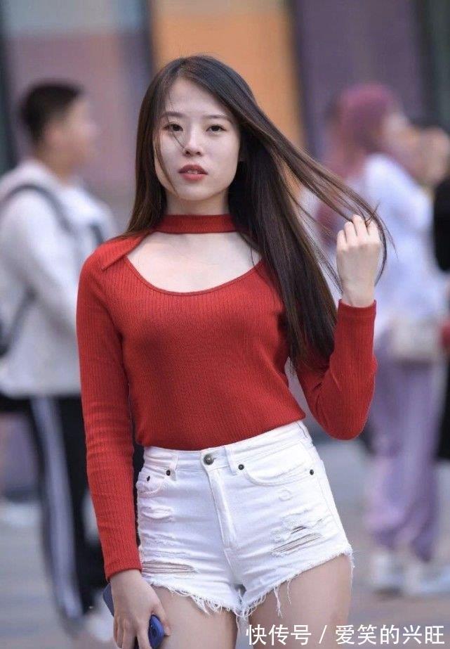 小姐姐|美女穿搭：姐姐这样穿太迷人，修身上衣搭配热裤，减龄舒适有魅力
