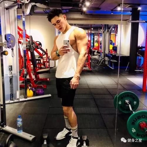 慕不慕|185cm肌肉教练“浴室照”爆火,倒三角身材公狗腰也太撩了吧……