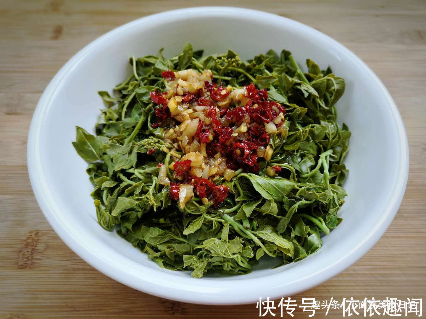 这树叶很多人都没吃过，比香椿芽还香，一烫一拌，是最好开胃菜！