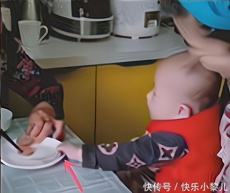 老祖宗|半岁玄孙和九旬太奶抢食，一个老祖宗一个小祖宗，家人：都惹不起