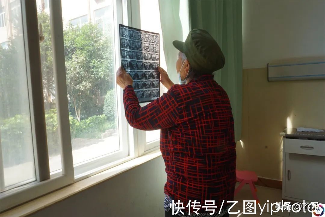 奶奶|家里盖房子,奶奶刚一转身2岁孙子从台阶上滚落,孩子一辈子毁了