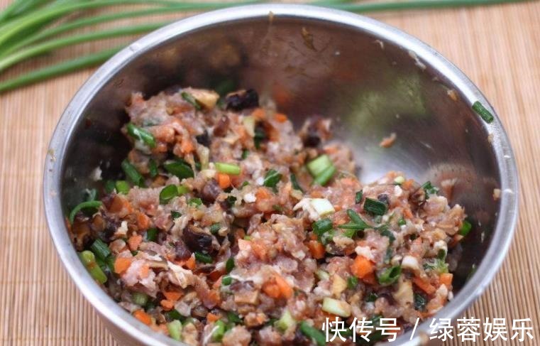 调饺子馅时先放油还是盐,10个人9个人放错,难怪不入味腥味重