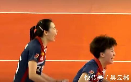 辽宁女排|辽宁女排3-0胜山东队，队员疯狂庆祝，赵勇差点被球砸中反而笑了