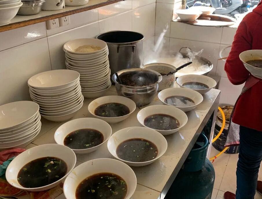 深巷里的老面馆,开了近三十年只有六张桌子,食客面里的肉真多