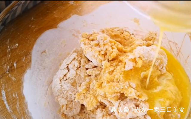 6个鸡蛋加一碗面粉,不用烤箱,不用油炸,简单一做,比吃肉还香
