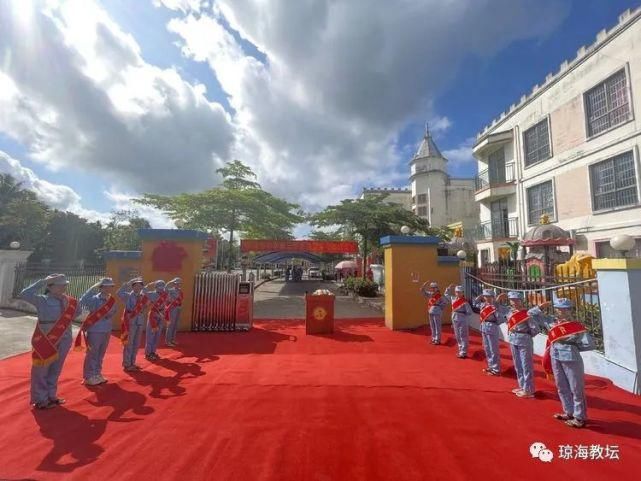 琼海市小学第三学区举行共建学校揭牌仪式