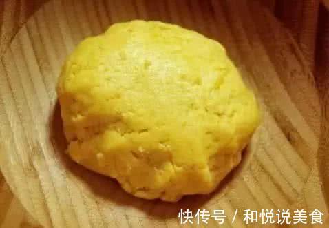 红薯饼好吃有诀窍,这样做不发面,咬一口外酥里嫩,老少皆宜!