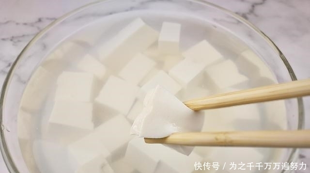 美观|做豆腐菜,入锅前多一步,豆腐入味“不易碎”,美观滑嫩又好吃